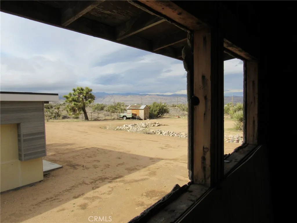 8626 La Contenta Road, Yucca Valley, California 92284 home-pic-12
