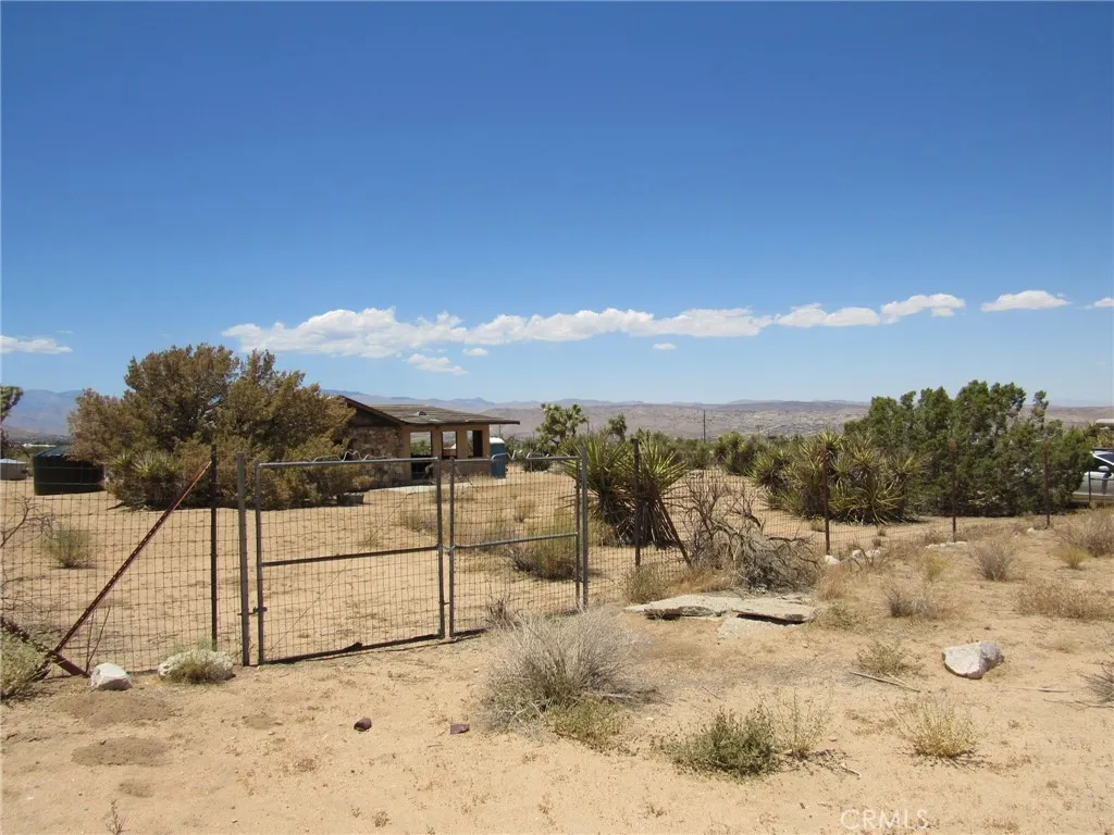 8626 La Contenta Road, Yucca Valley, California 92284 home-pic-21