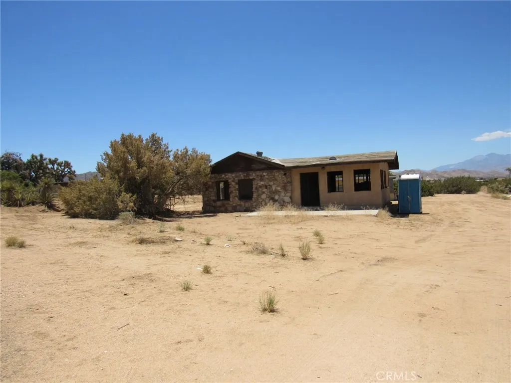 8626 La Contenta Road, Yucca Valley, California 92284 home-pic-1