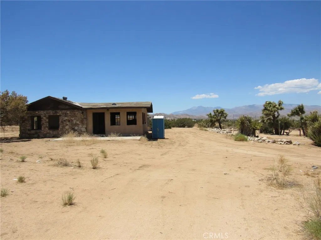 8626 La Contenta Road, Yucca Valley, California 92284 home-pic-0