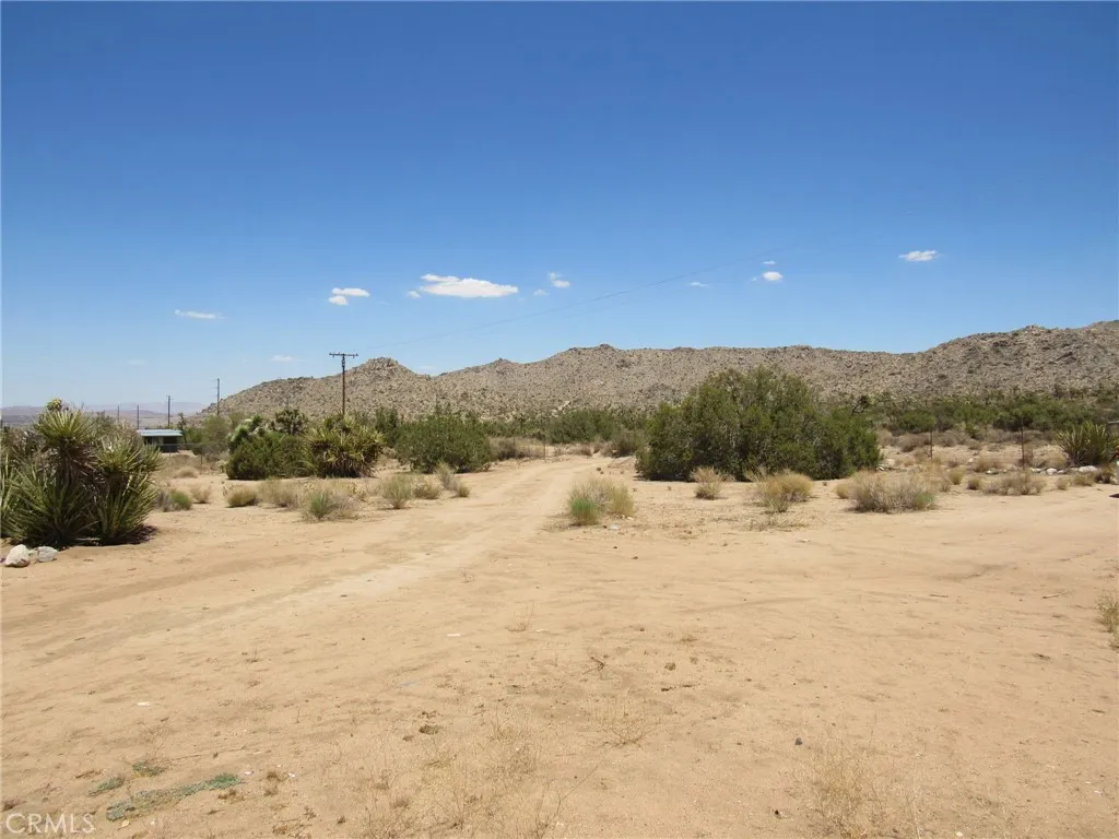 8626 La Contenta Road, Yucca Valley, California 92284 home-pic-3