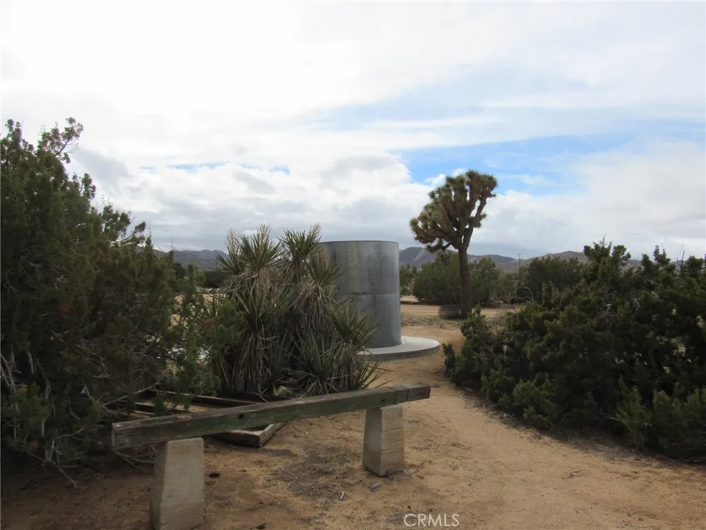 8626 La Contenta Road, Yucca Valley, California 92284 home-pic-23
