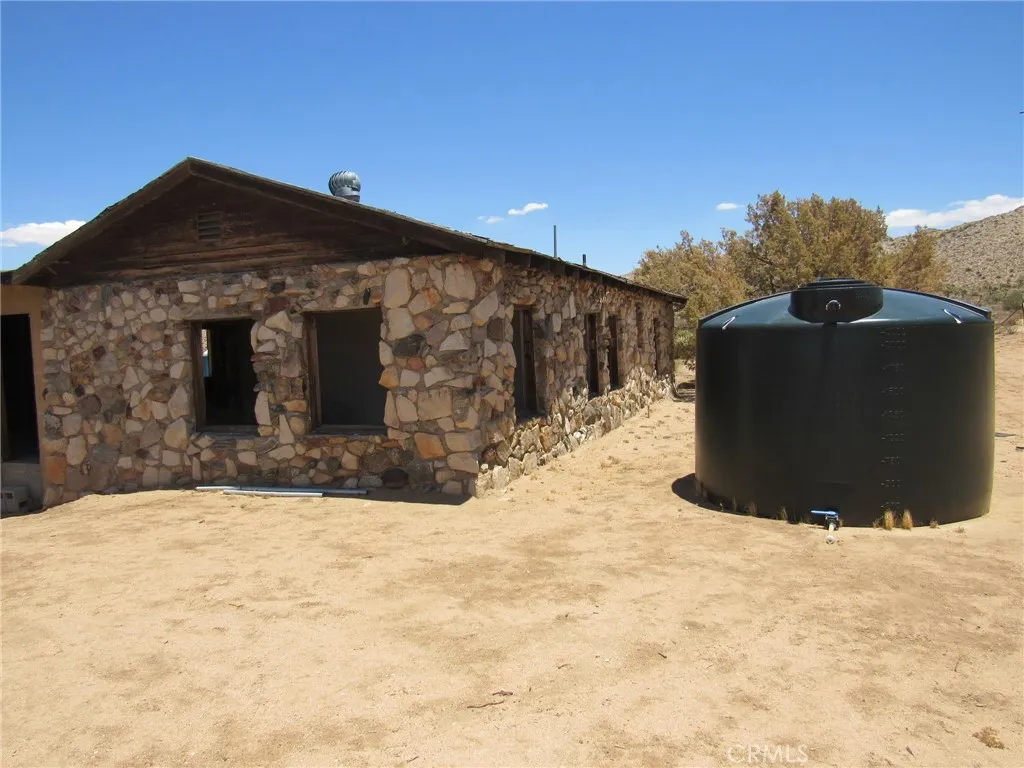 8626 La Contenta Road, Yucca Valley, California 92284 home-pic-14
