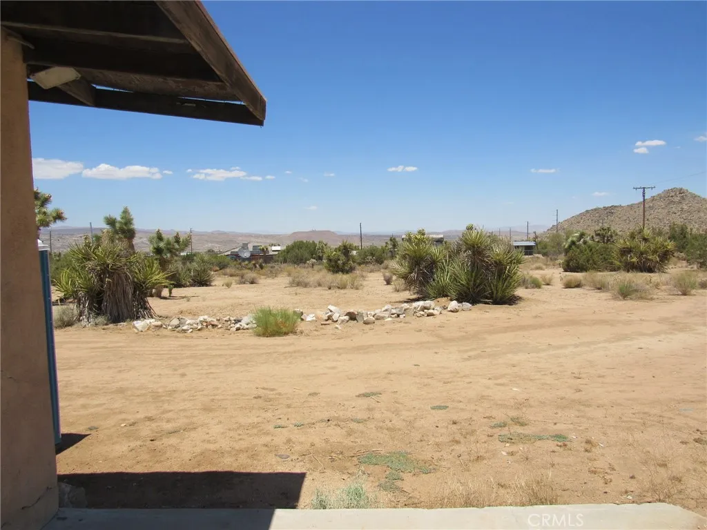 8626 La Contenta Road, Yucca Valley, California 92284 home-pic-4