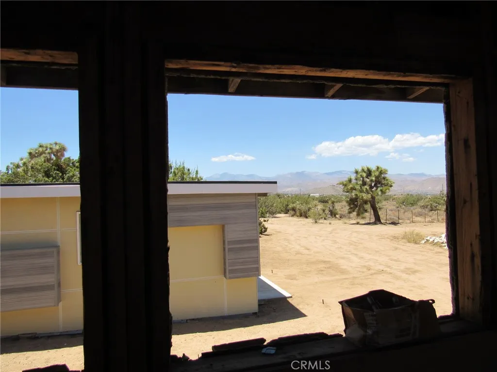 8626 La Contenta Road, Yucca Valley, California 92284 home-pic-11