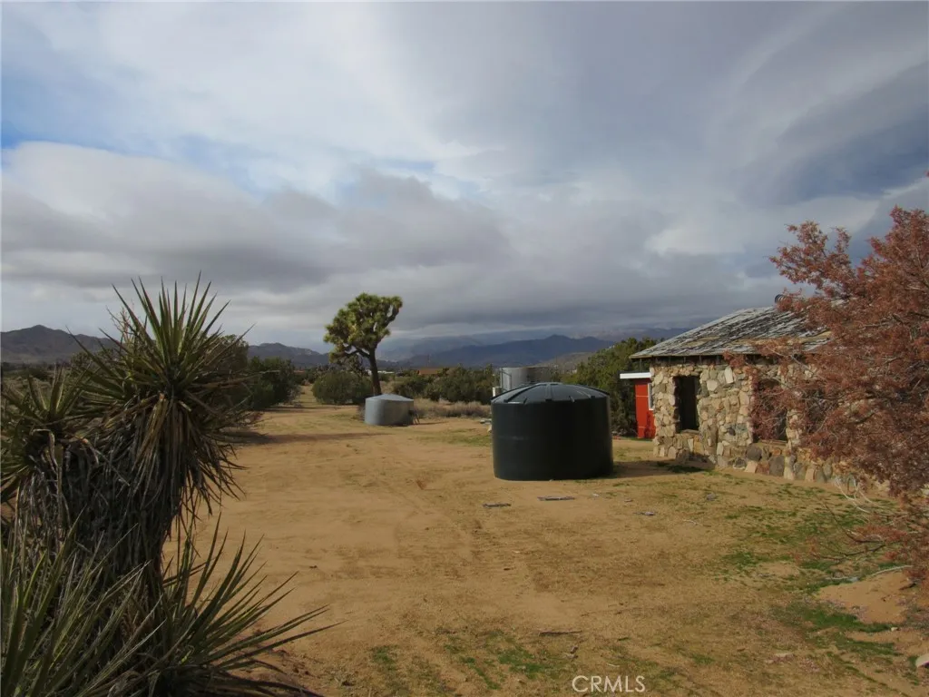 8626 La Contenta Road, Yucca Valley, California 92284 home-pic-13