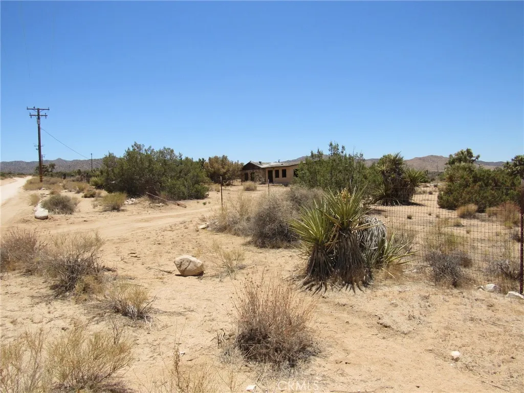 8626 La Contenta Road, Yucca Valley, California 92284 home-pic-22