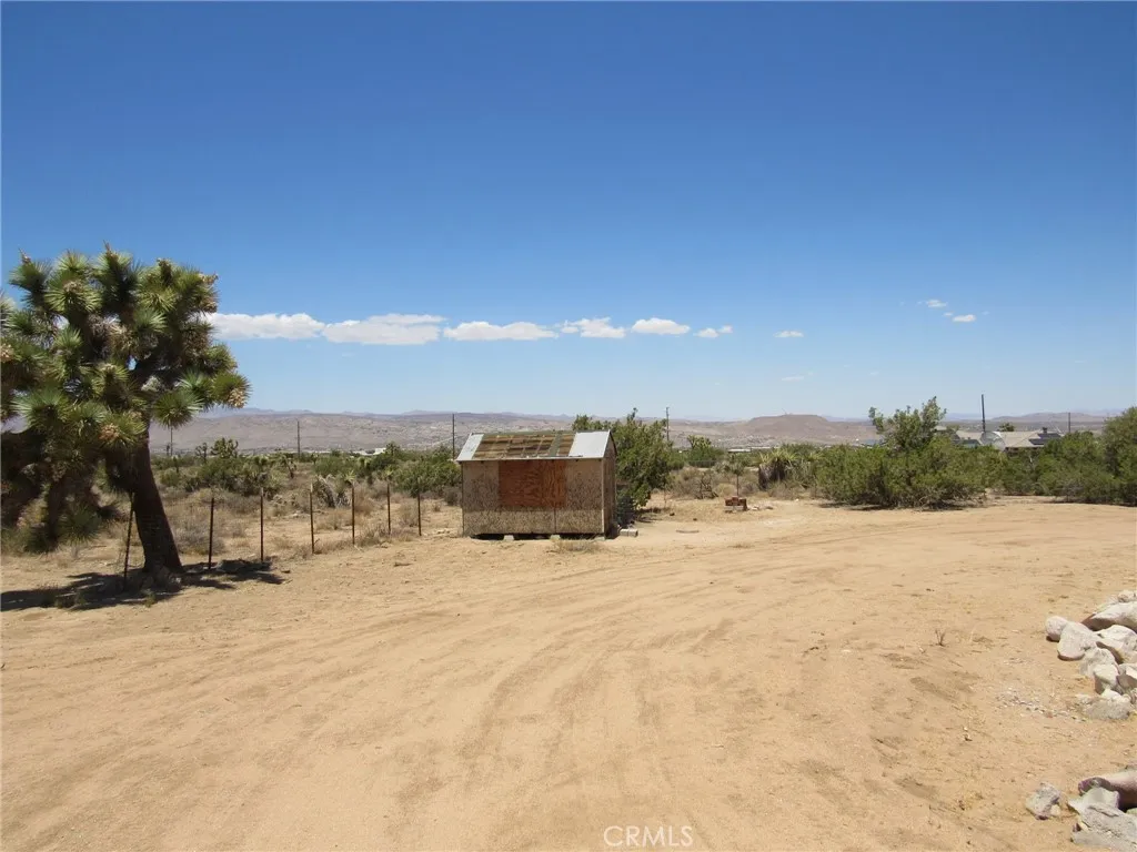 8626 La Contenta Road, Yucca Valley, California 92284 home-pic-19