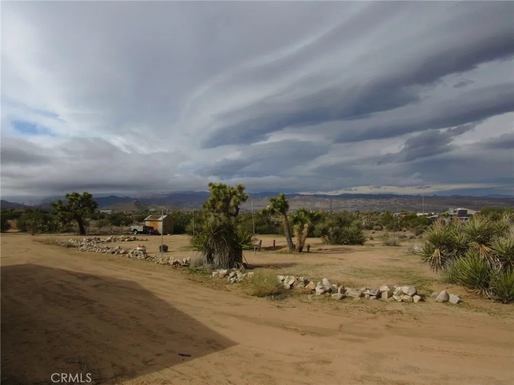 8626 La Contenta Road, Yucca Valley, California 92284 home-pic-27