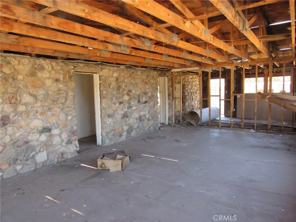 8626 La Contenta Road, Yucca Valley, California 92284 home-pic-5