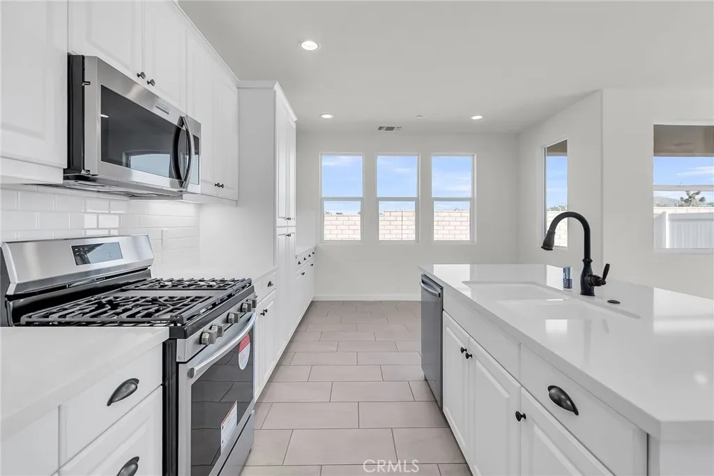7444 Desert Sky Drive, Yucca Valley, California 92284 home-pic-6