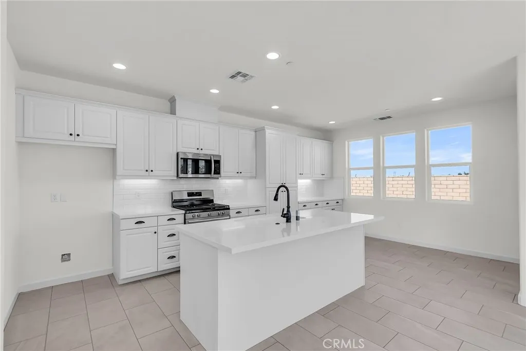 7444 Desert Sky Drive, Yucca Valley, California 92284 home-pic-4
