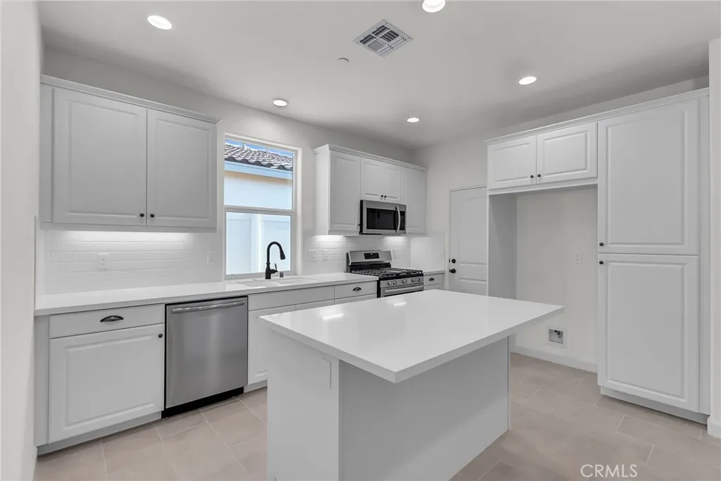 7432 Desert Sky Drive, Yucca Valley, California 92284 home-pic-4
