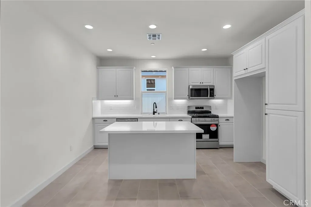 7432 Desert Sky Drive, Yucca Valley, California 92284 home-pic-5