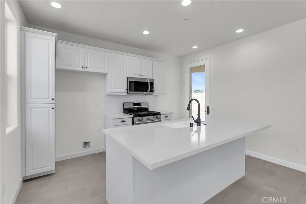 7408 Desert Sky Drive, Yucca Valley, California 92284 home-pic-5