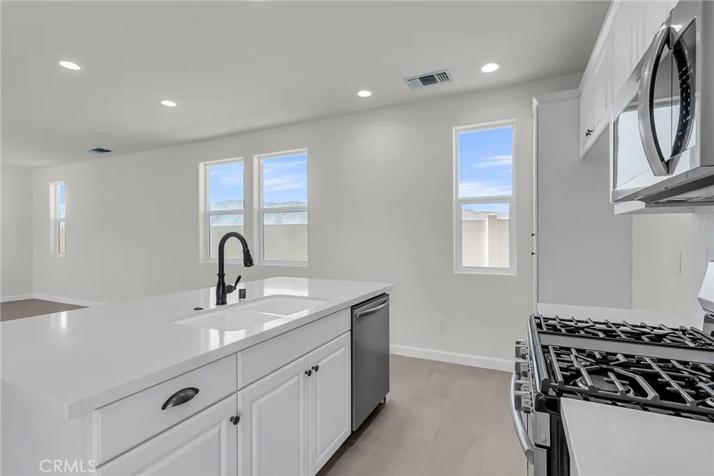 7408 Desert Sky Drive, Yucca Valley, California 92284 home-pic-4