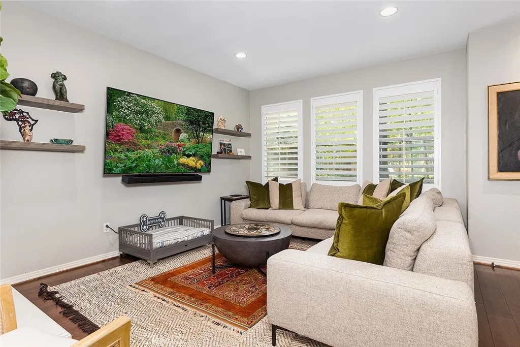 453 N Altadena Drive 7, Pasadena, California 91107 home-pic-10