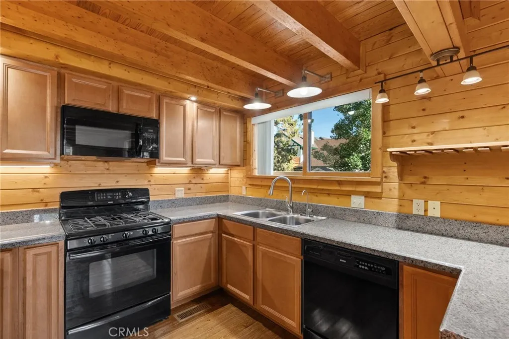 1242 Alpinview Drive, Big Bear City, California 92314 home-pic-19