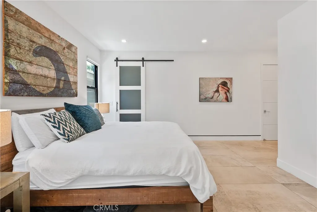 21641 Mulholland Drive, Woodland Hills, California 91364 home-pic-16