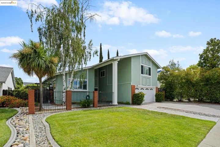 View of front of home featuring stucco siding, an attached garage, and concrete driveway