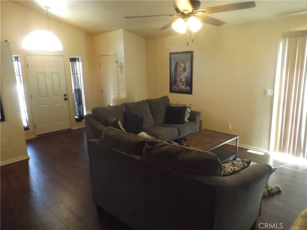 19842 Canyon View Drive, Canyon Country, California 91351 home-pic-2