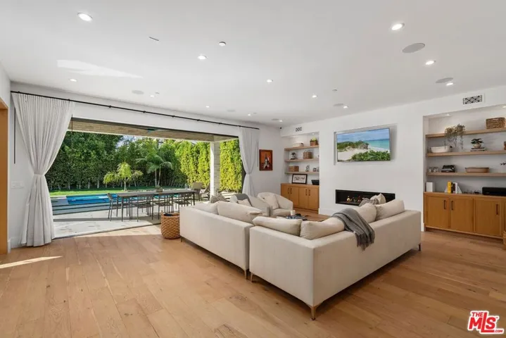 4937 Rubio Avenue, Encino, California 91436