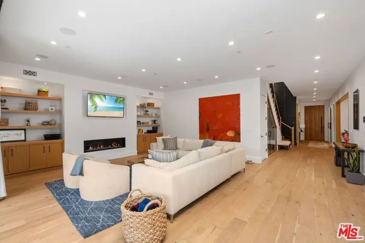 4937 Rubio Avenue, Encino, California 91436
