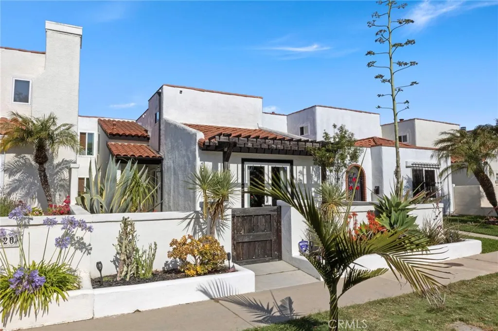 1918 California Street, Huntington Beach, California 92648, 3 Bedrooms Bedrooms, ,3 BathroomsBathrooms,Residential,For Sale,California,PW25151738
