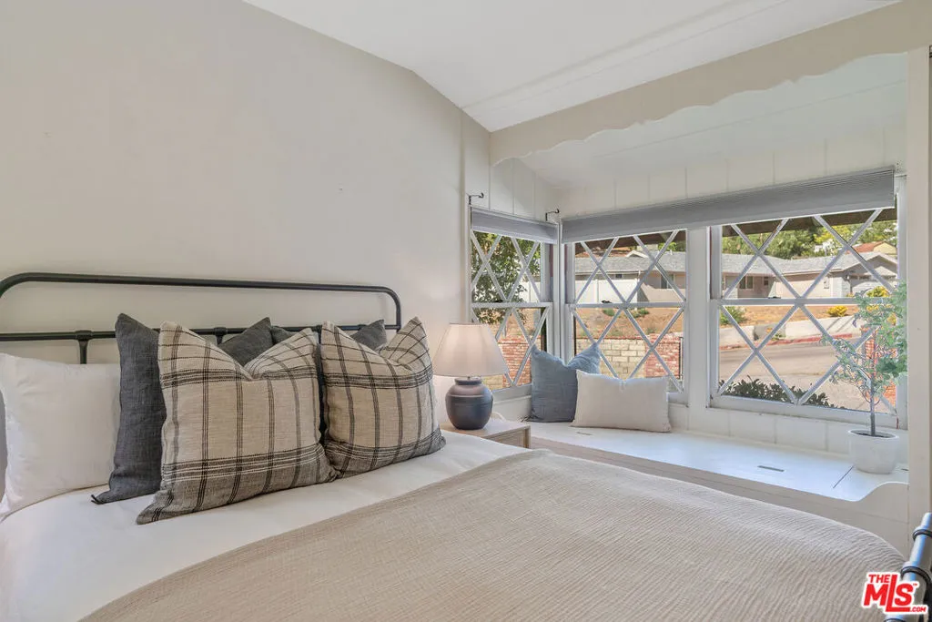 4835 Corbin Avenue, Tarzana, California 91356 home-pic-25