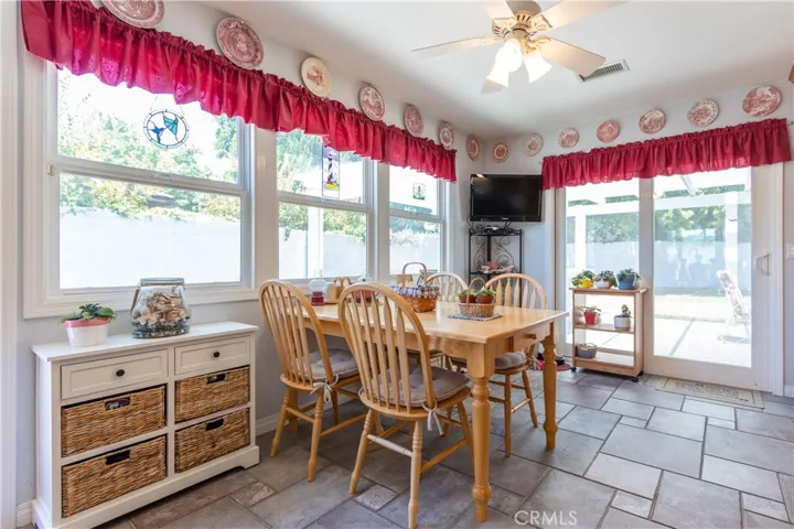 Bright and sunny breakfast room adjacent to the kitchen