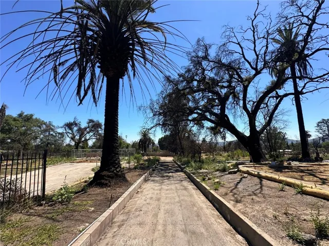 Large driveway for separate entrances