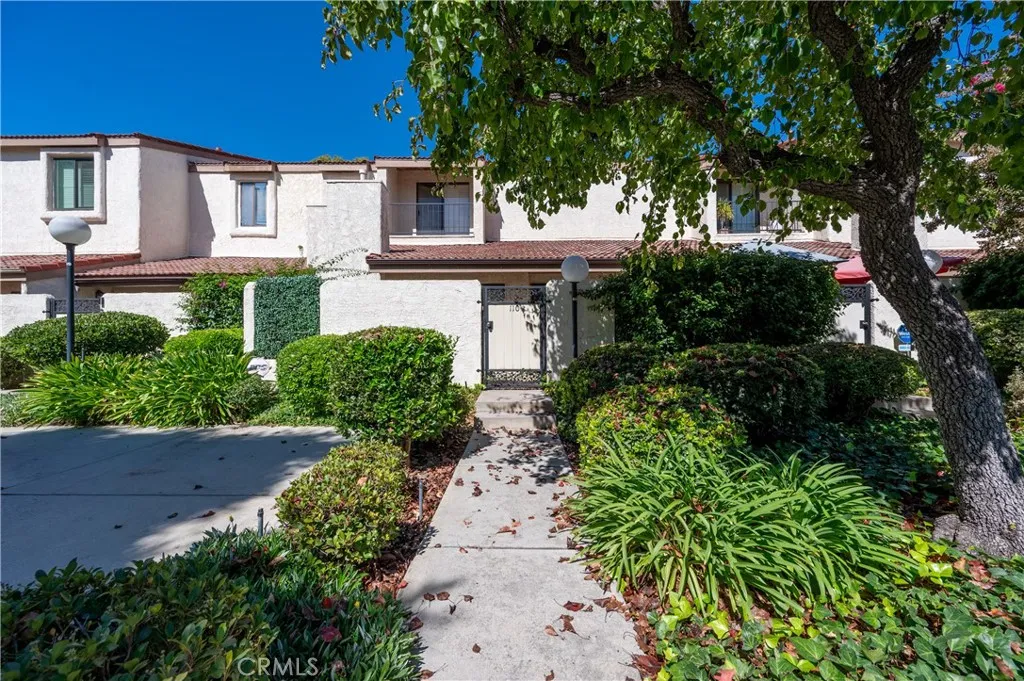 18230 Oxnard Street 110, Tarzana, California 91356, 3 Bedrooms Bedrooms, ,3 BathroomsBathrooms,Residential,For Sale,Oxnard,GD25154520