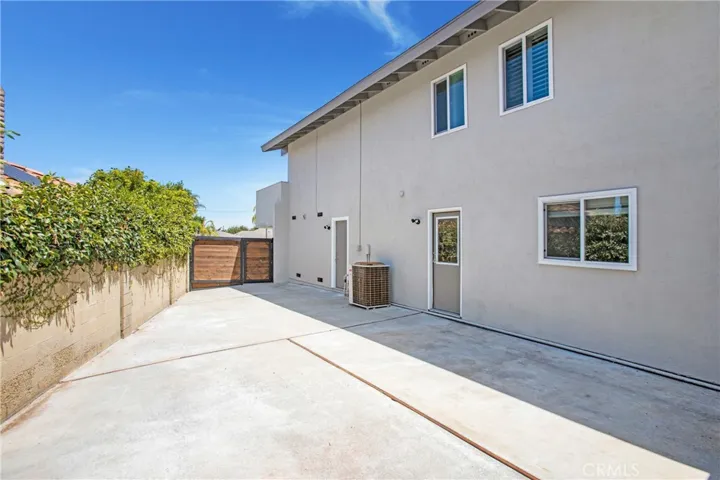 Huge side yards!