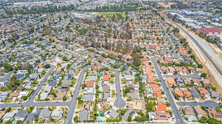 centrally located near shopping, dining and easy access to I5