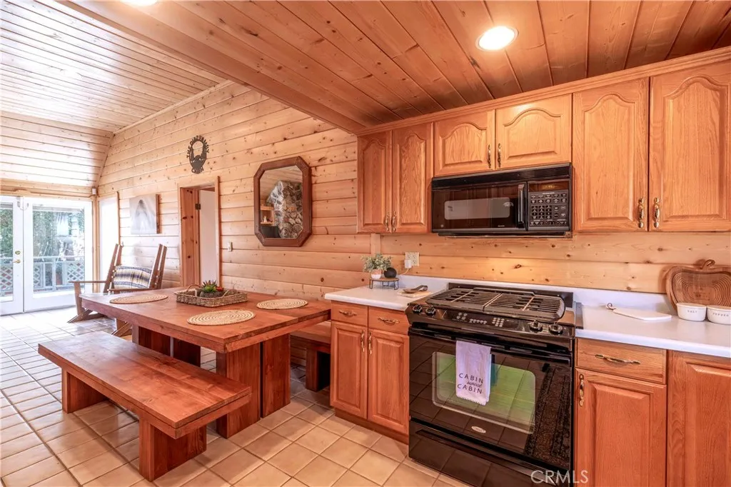 1118 Bruin Trail, Fawnskin, California 92333 home-pic-9