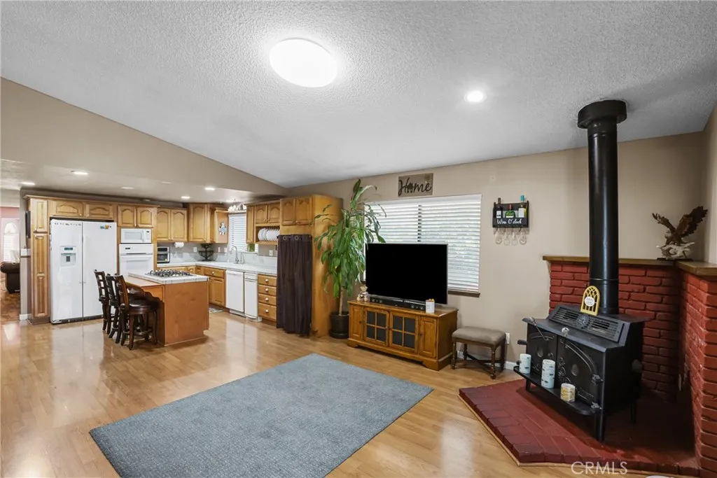 8870 Blanchard Avenue, Fontana, California 92335 home-pic-11