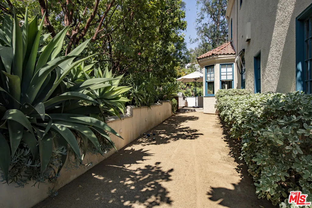 2250 N Berendo Street, Los Angeles, California 90027 home-pic-59