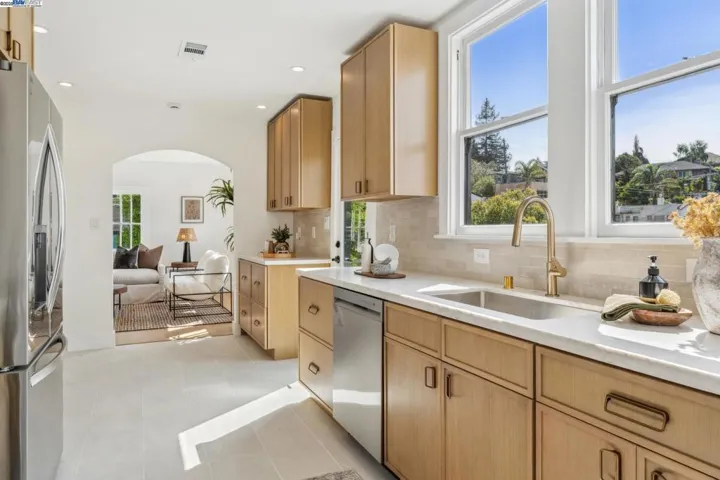 1127 Wellington Street, Oakland, California 94602