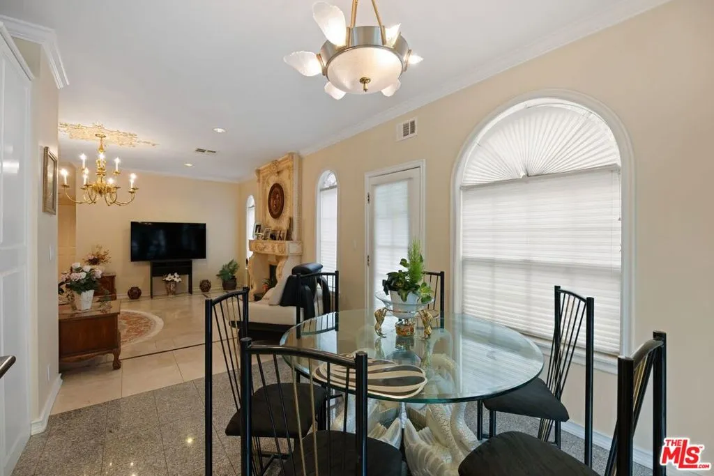 2431 Benedict Canyon Drive, Beverly Hills, California 90210 home-pic-20