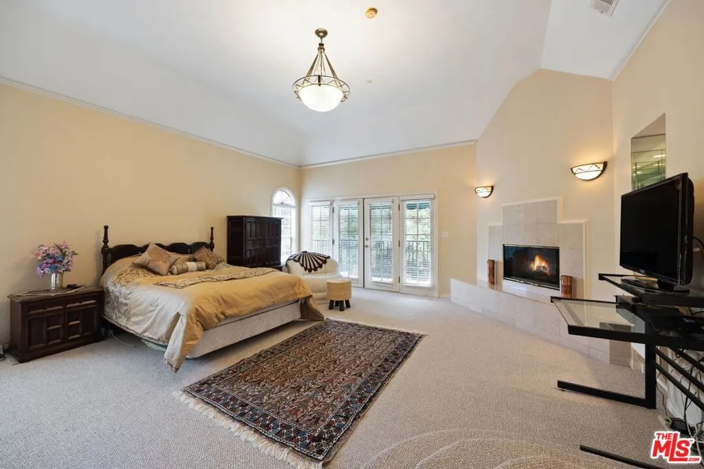 2431 Benedict Canyon Drive, Beverly Hills, California 90210 home-pic-32