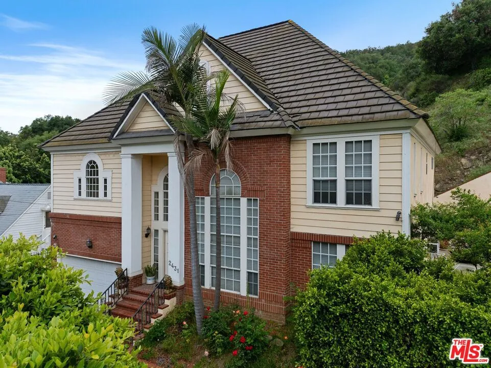 2431 Benedict Canyon Drive, Beverly Hills, California 90210 home-pic-1