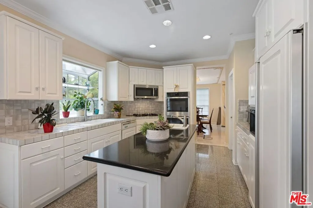 2431 Benedict Canyon Drive, Beverly Hills, California 90210 home-pic-16