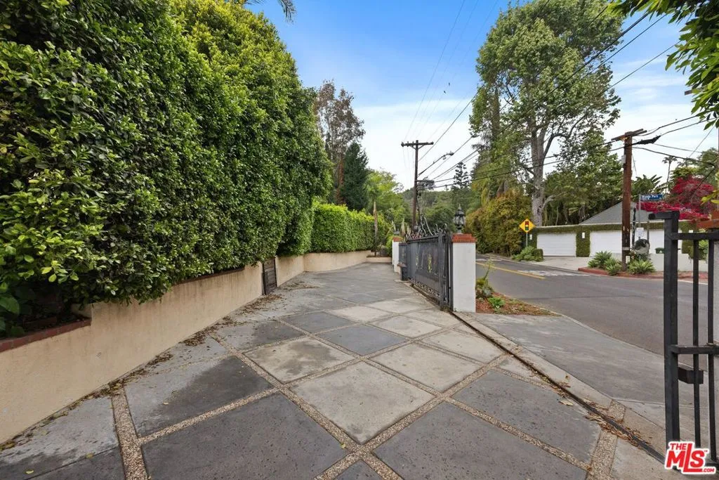 2431 Benedict Canyon Drive, Beverly Hills, California 90210 home-pic-4