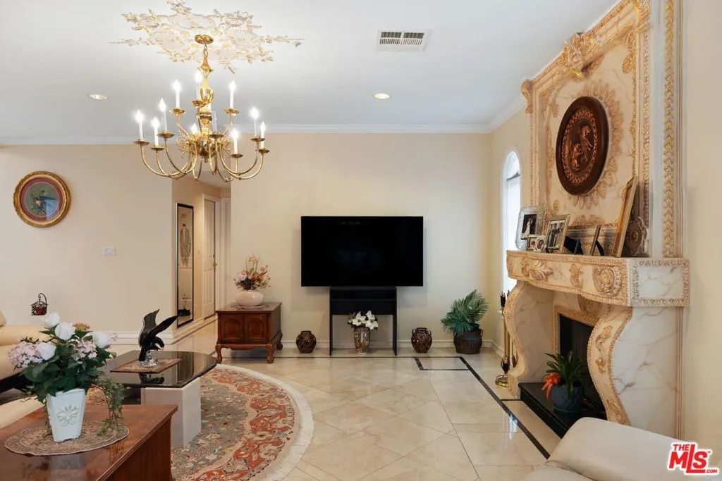 2431 Benedict Canyon Drive, Beverly Hills, California 90210 home-pic-22