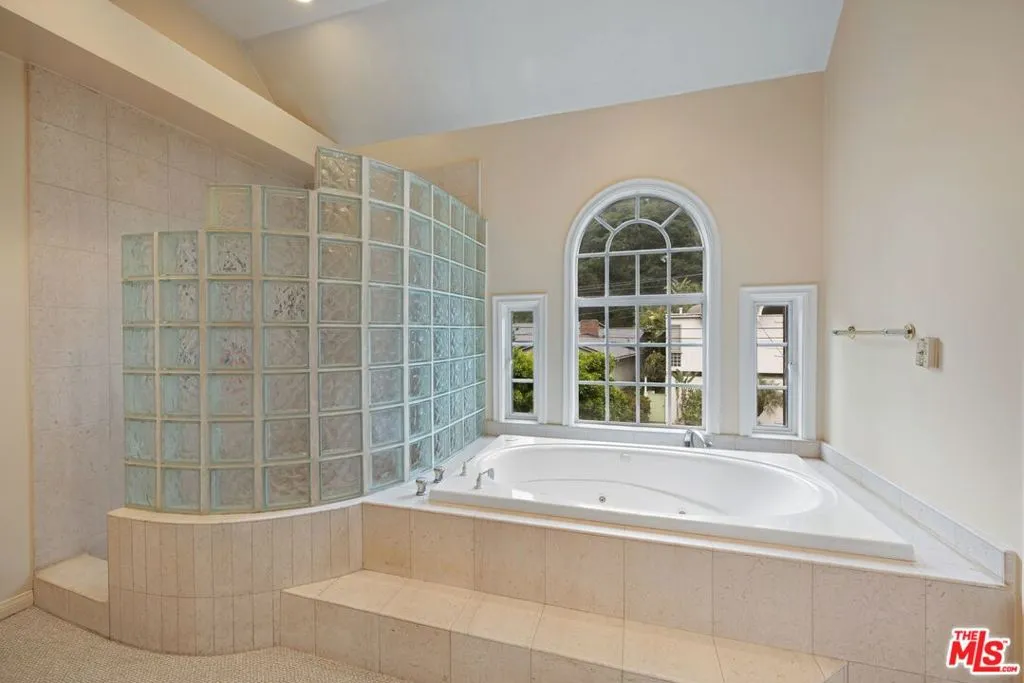 2431 Benedict Canyon Drive, Beverly Hills, California 90210 home-pic-39