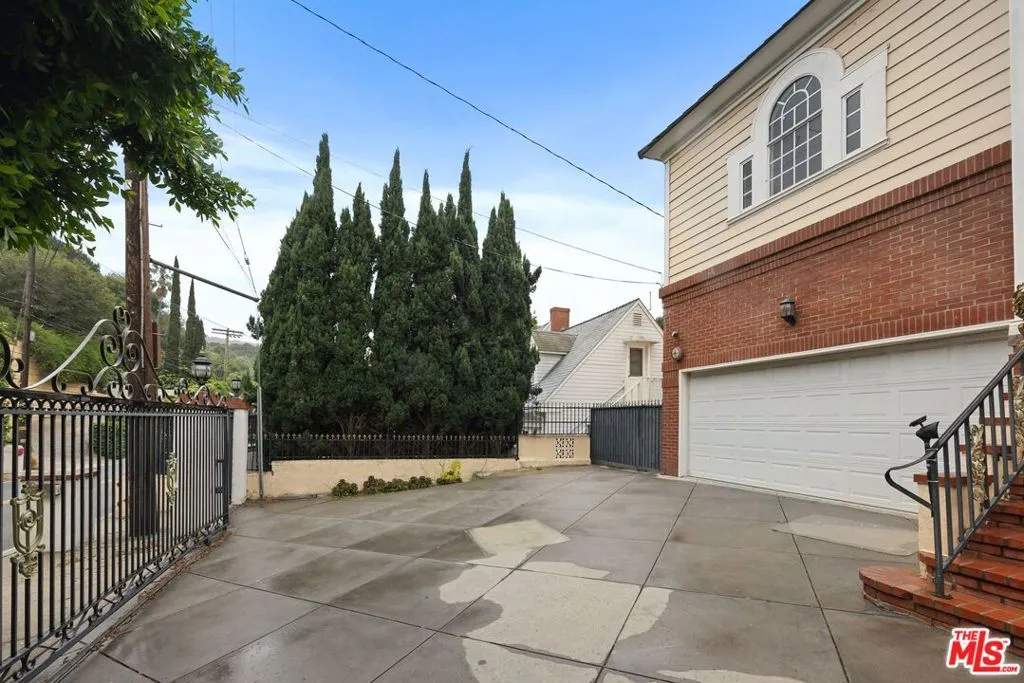 2431 Benedict Canyon Drive, Beverly Hills, California 90210 home-pic-3