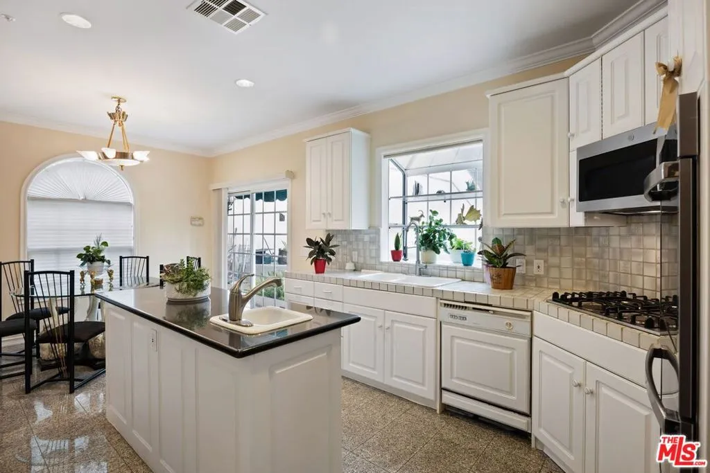 2431 Benedict Canyon Drive, Beverly Hills, California 90210 home-pic-18