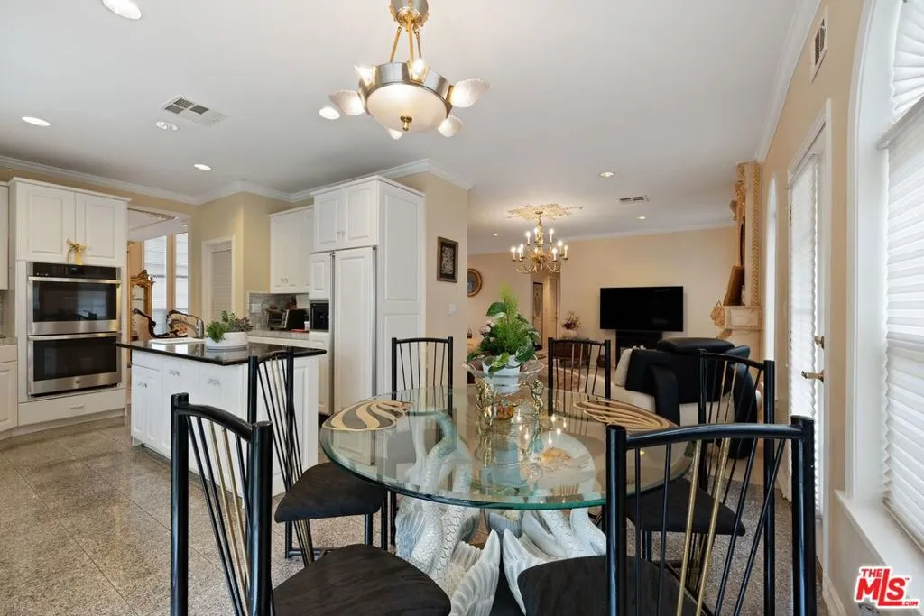 2431 Benedict Canyon Drive, Beverly Hills, California 90210 home-pic-21