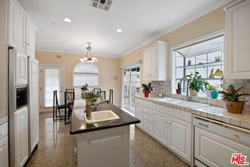 2431 Benedict Canyon Drive, Beverly Hills, California 90210 home-pic-17