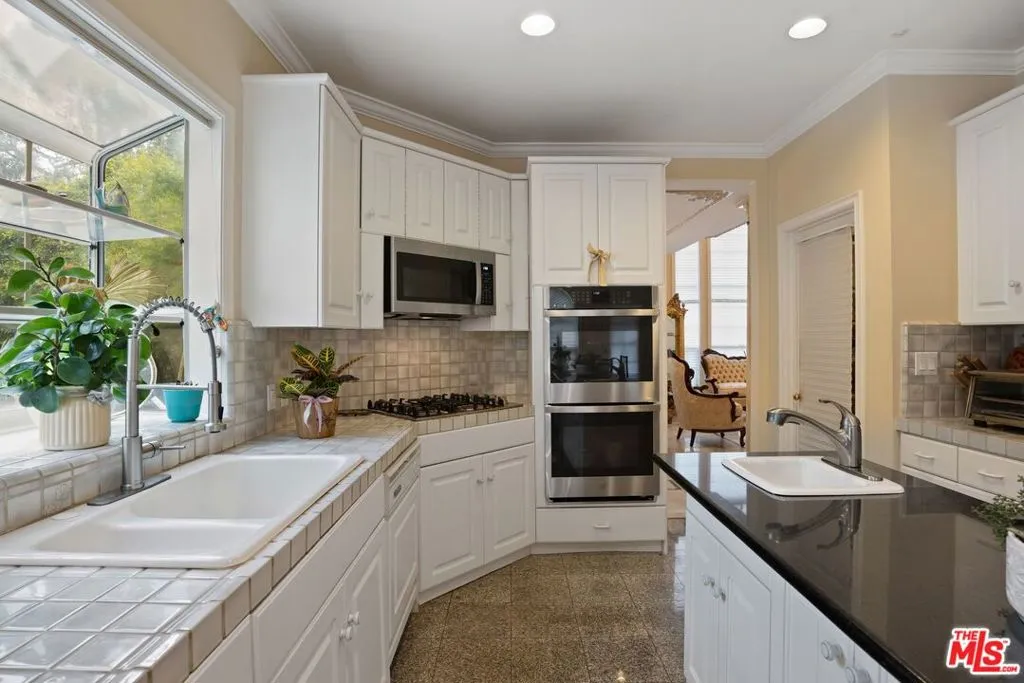 2431 Benedict Canyon Drive, Beverly Hills, California 90210 home-pic-15